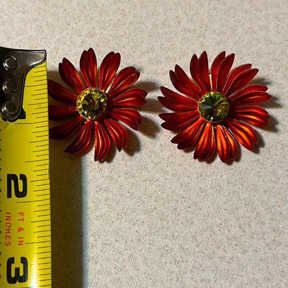 Vintage metal burnt orange mum clip on earrings rhinestone center (457) - Picture 4 of 4